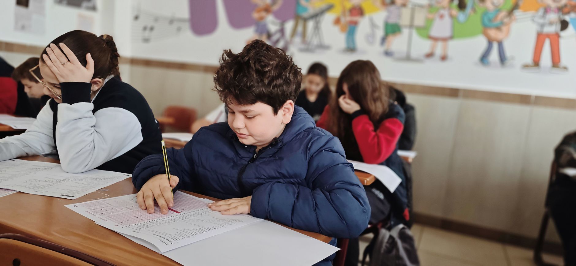 Diákok nyelvvizsgán írásbeli feladatot töltenek ki